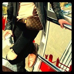 LOUIS VUITTON Monogram Pochette Gange